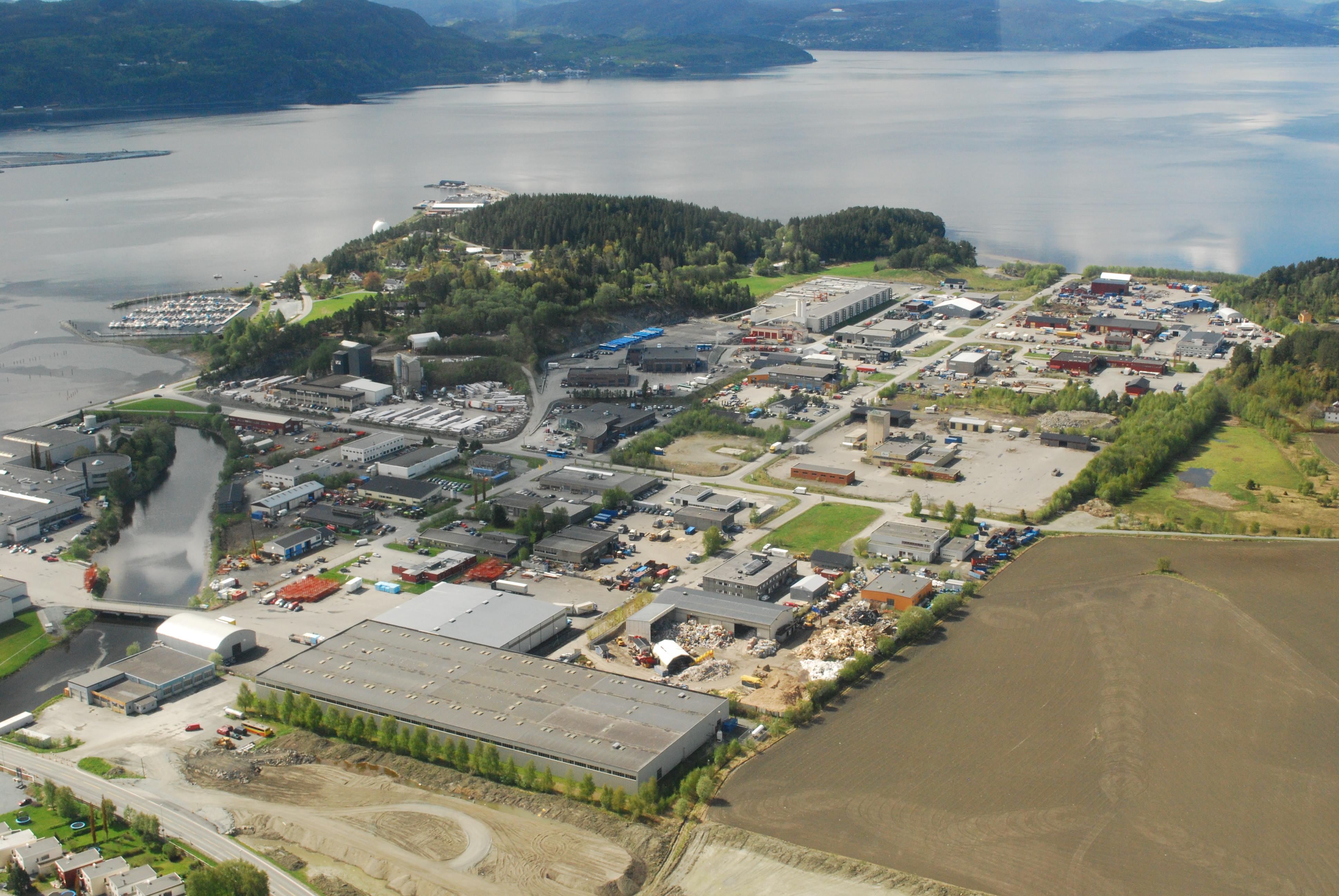 Oversiktsbilde av Sutterøy og Tangen næringsområde og området rundt. Foto: Stjørdal kommune.